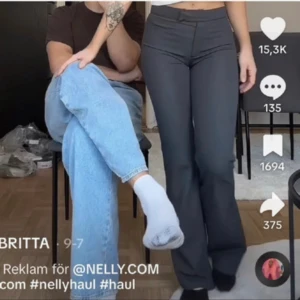 Byxor - Flare byxor från nelly, påminner om kostymbyxor, dom sitter jätte fint men säljer mina då dom är försmå💞Aldrig använda men lappen är borta❤️‍🔥ord.pris 399. Kom med prisförslag!