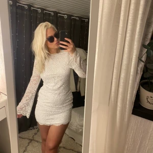 Spets klänning - Fräsch vit spets klänning som endast är provad med prislapp på. I armarna har klänningen sjukt snygg utsvängning vid händerna som kanske syns lite dåligt på bilderna. Klänningen är från Vero Moda och är i nyskick.🙌🏼🤍