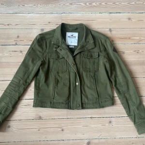 Hollister Jacka Strl S - Militärgrön jacka från hollister. Knappt använd och är därför i jättegott skick. 
