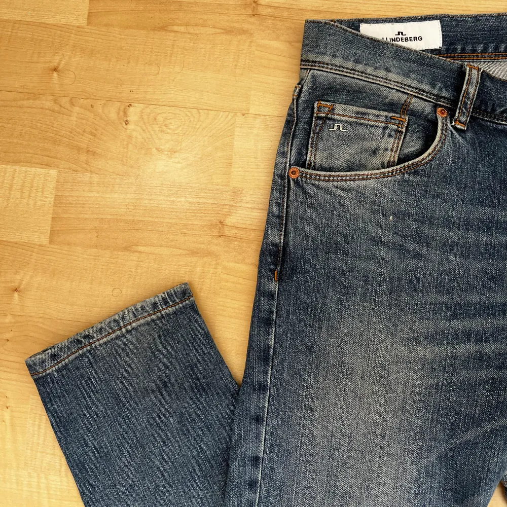 J Lindberg jeans i bra skick 8/10, knappt använda. Säljer då de blivit för små för mig! Priset går att förhandla vid snabb affär. Jeans & Byxor.