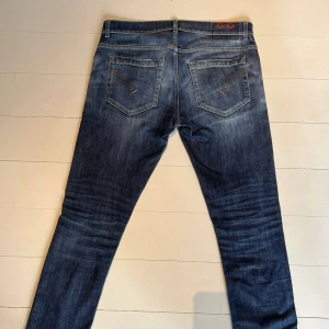 Don Dup Jeans George - Ett par eftertraktade Don Dup Jeans med sköna slitninga. Modellen är George och W 33 L 33 skinny modell. 🦩🦩🦩