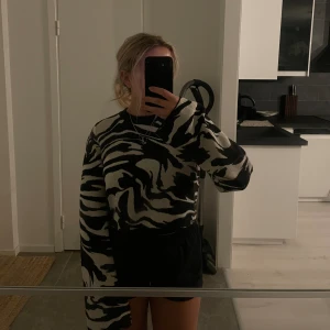 Stickad tröja - Jättefin långärmad tröja från H&m  i stickat lite tjockare material, modellen är lite croppad med vida armar. Säljer då den inte kommer till användning😗