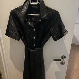 Läder skinnklänning - Så snygg klänning knappar i silver + bälte till. Perfekt troll alla sammanhang 