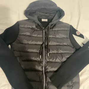 Moncler Cardigan - Moncler cardigan i storlek XS. Säljer den då den är liten för mig