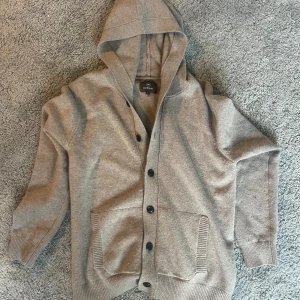 Less worries cardigan  - Tja! Säljer nu denna stickade Less Worries tröjan i storlek M (nypris: 1500). Den är ca 3 månader gammal och säljer den eftersom den är för liten. Den har inga defekter och i väldigt fint skick. Fetaste tröjan jag äger.  Hör av er vid några frågor!