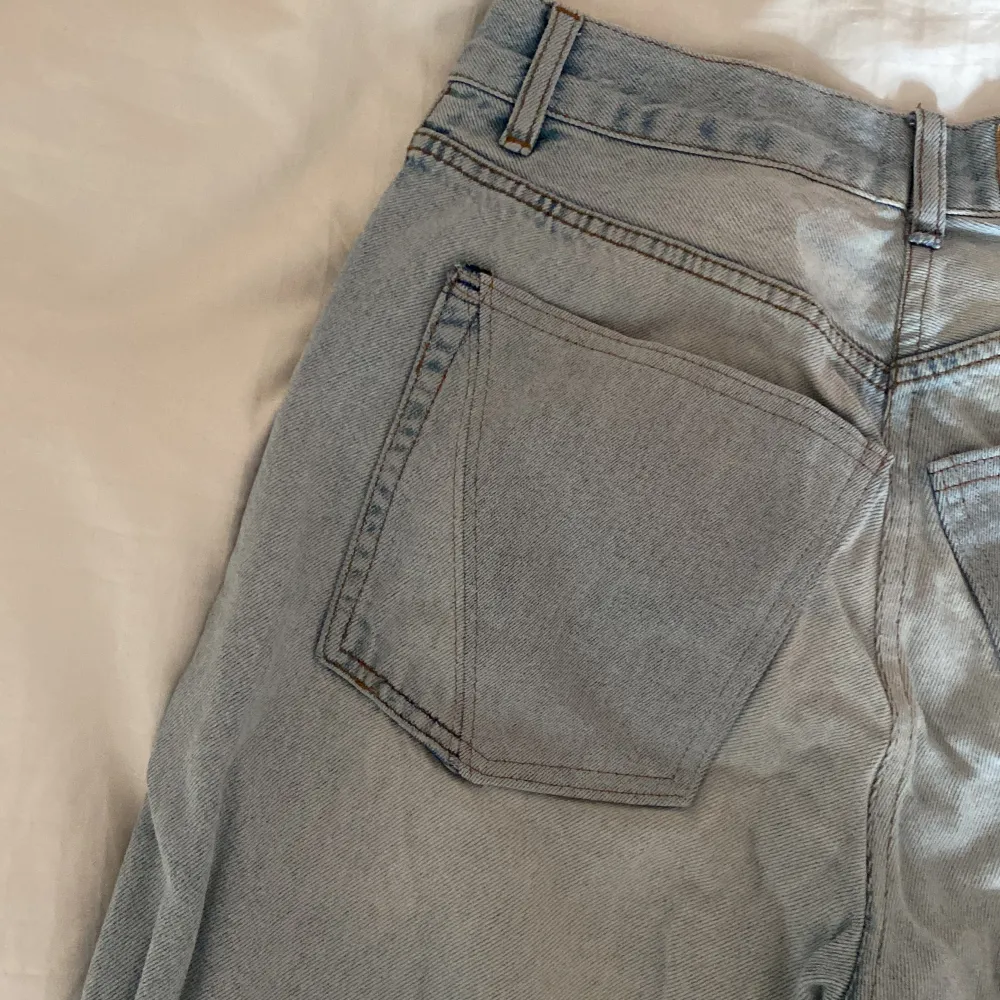 Fina jeans från junkyard! Insydda i midjan, kan ge nått om det önskas. Straightleg och har hål på knänen💗. Jeans & Byxor.