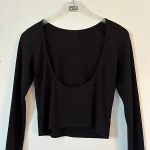 Superfin svart backless crop-top🖤 - Superfin svart backless croptop från  NA-KD🖤 Sitter tight. Knappt använd🖤