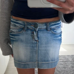 Kjol - midjemått: 37cm rakt över, längd: 31cm, toppenskick