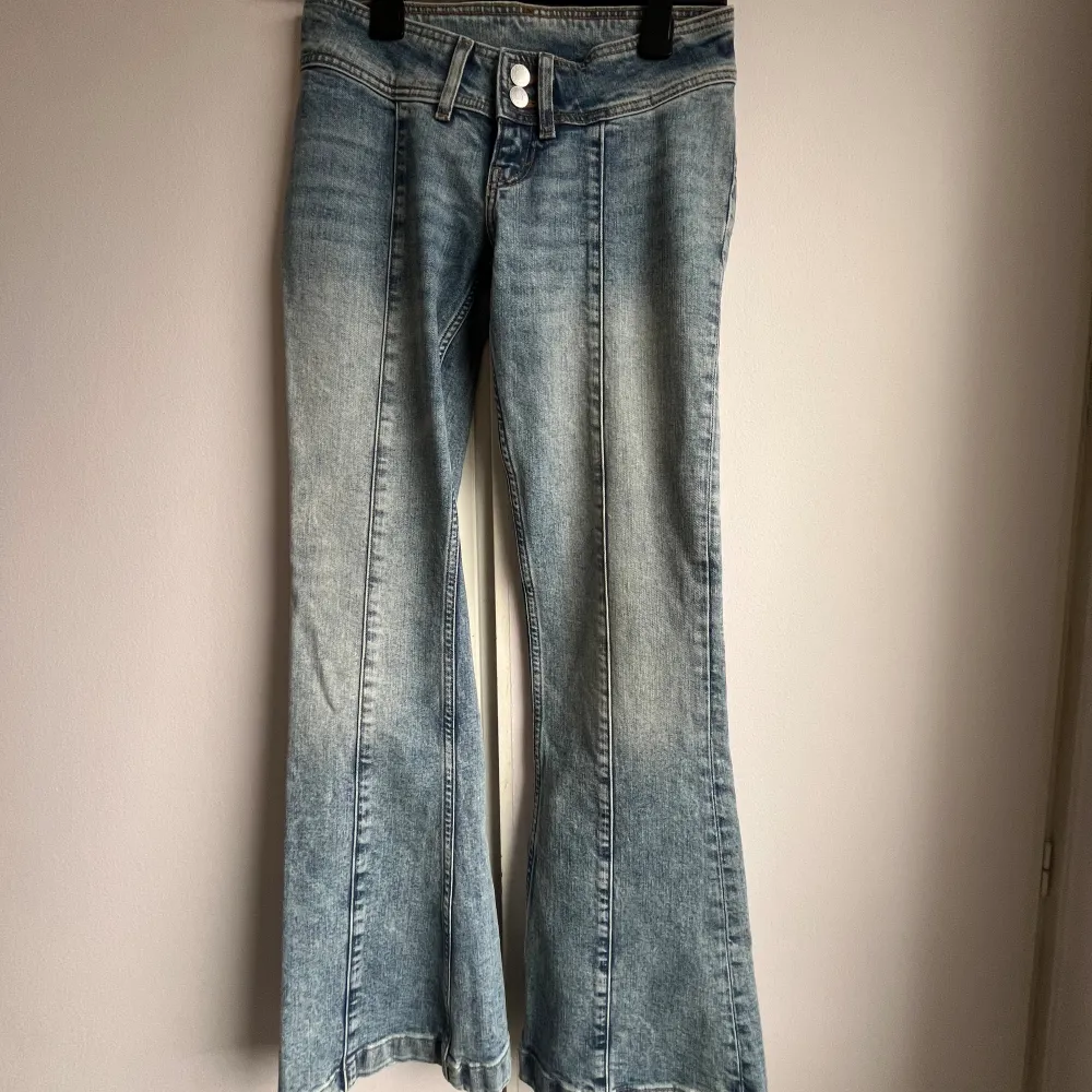Blå lågmidjade bootcut jeans från Monki med pressveck i storlek 26. Aldrig använda och prislapp sitter kvar. Nypris 499kr och säljer för 399kr. Pris går att diskutera!. Jeans & Byxor.