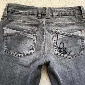 Säljer nu dessa jeans då dom inte kommer till någon användning. Är i fint begagnat skick. (Köparen står för frakt) om plagget inte passar går ej att returnera 🩷
