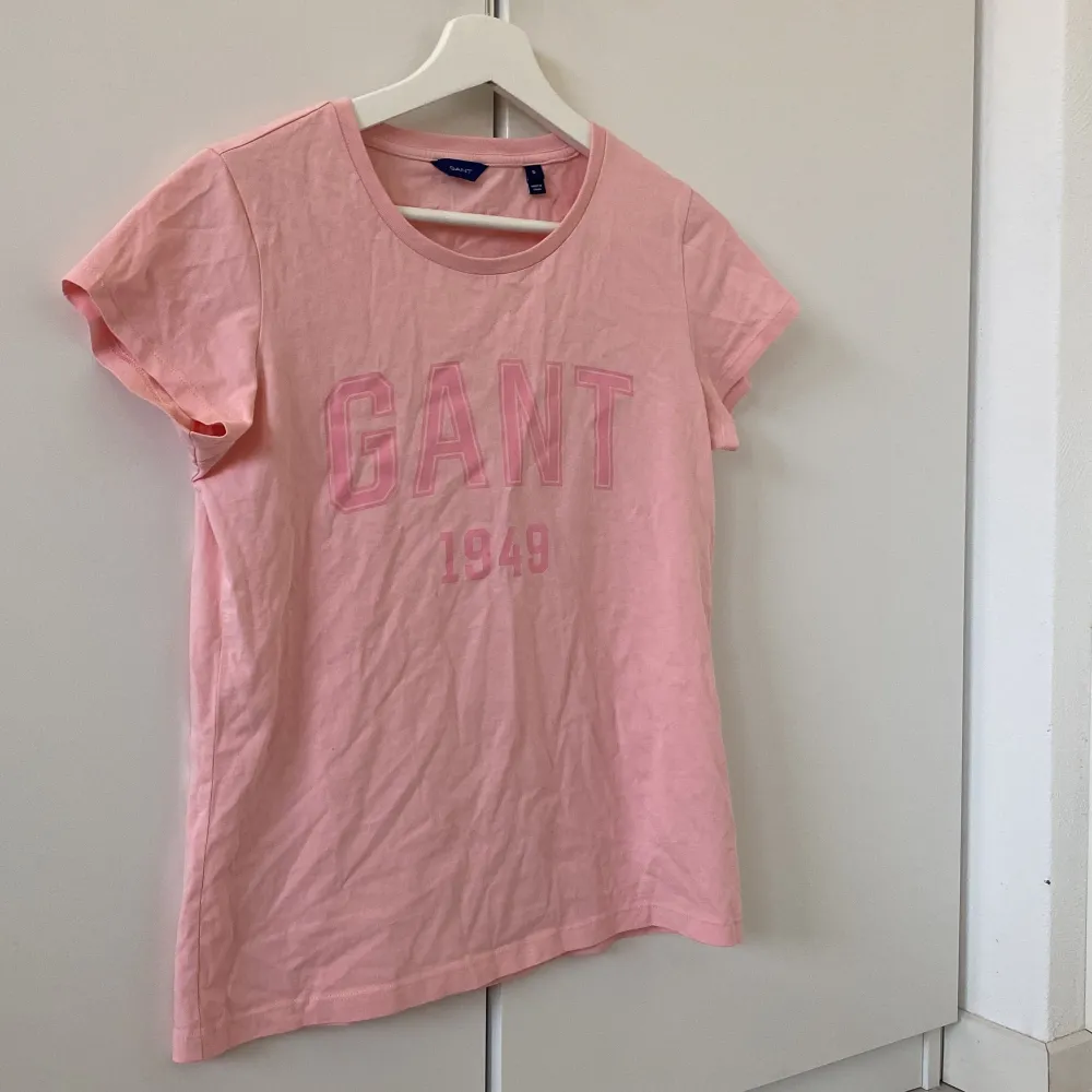 Säljer i par för 99kr eller enskilda för 50kr, den ljusrosa är aldrig använd & den lite mörkare är använd ett fåtal gånger🩷. T-shirts.