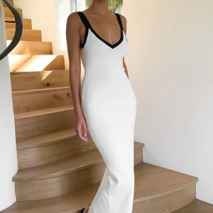 Stilren klänning med öppen rygg - En jättefin stilren klänning med öppen rygg från Meshki.  Den är oanvänd och har prislapp kvar. Säljer då den inte var min stil. Slutsåld på hemsidan. Nypris är 870 kronor + frakt från Storbritannien❣️Skriv för bilder när jag har på mig den.