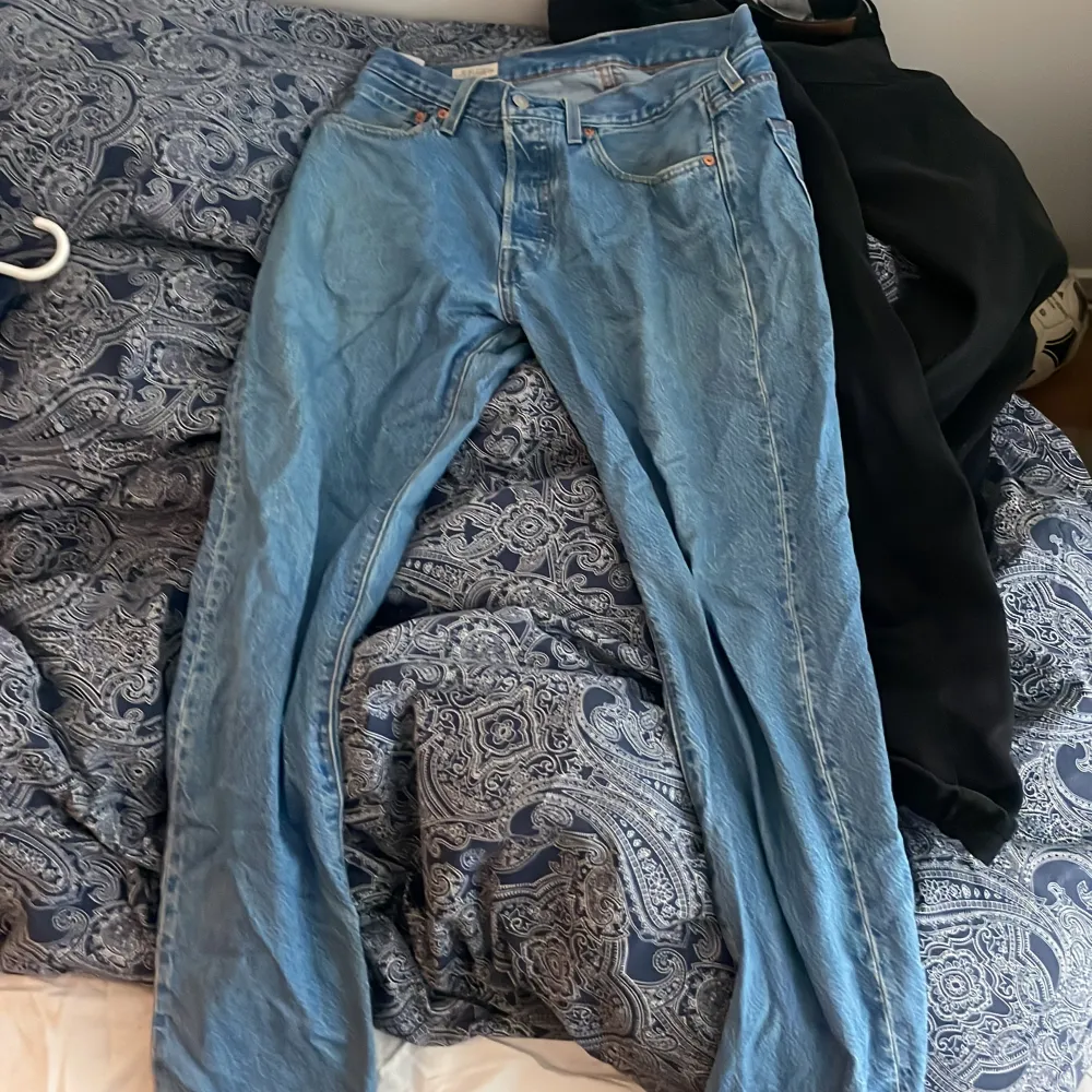 Hej.  Dom här byxorna har jag slutat använda längre för att dom inte passar mig. Fick dom i present så jag har inget kvitto. . Jeans & Byxor.