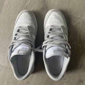 Nike dunk low grey - Väldigt fin sko, lite använda men inget märkvärdigt. Storlek 42.5 men passar både 42 och 43 fint. Vid fler frågor är det bara att höra av sig :)