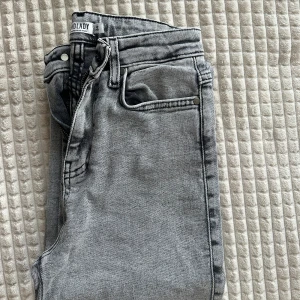 Gråa raka jeans ifrån madlady  - Storlek: 34 Skick: knappt använda, ser helt nya ut