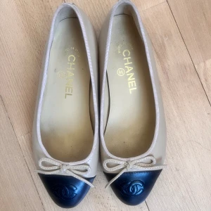 Chanel Bellerinaskor  - Ballerinaskor från Chanel. Bra skick. Nypris ca 11.000kr 