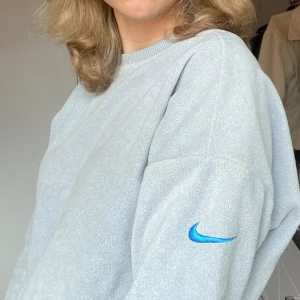 Ljusblå Nike Sweatshirt - Hör av dig om du har några frågor! Säljer ut hela garderoben så kolla gärna igenom min profil så kan jag samfrakta, evt ge rabatt!