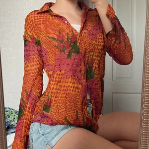  skjorta  - Så snygg skjorta i tunnare material med fina mönster i poppiga färger och coolt mönster! Perfekt att ha nu när det är varmare ute🧡 Perfekt till ett par jeans shorts eller kjol!