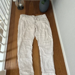 Linne byxor - Tjo säljer dessa helt nya linne byxor i stl M 🙌 köptes för | -299 | Mitt pris: -199kr. Skriv vid frågor o funderingar! 🔥
