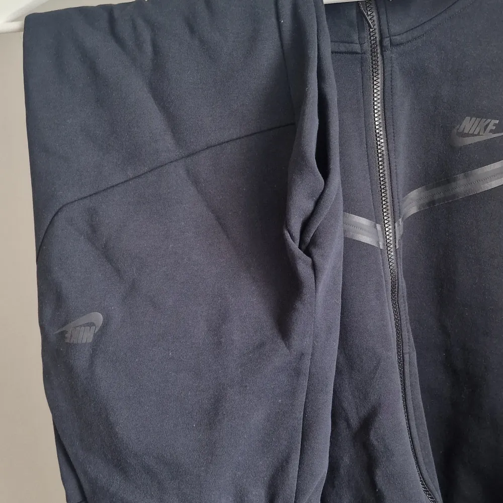 Fint och fräsch inge skadaköpt på Nike.com för 2500 kr  Säljar pga,dålig ekonomi.. Hoodies.