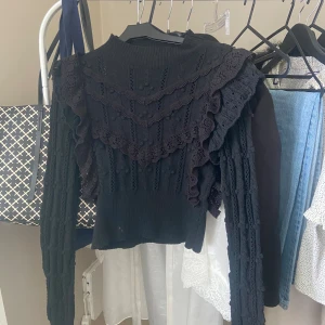Zara topp  - Skit snygg topp från zara. Knappt använd!! Pris kan diskuteras ♥️♥️