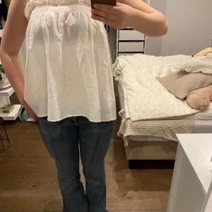 Vit topp - Super fin vit topp/linne. Lappen är bortklippt med den är från hm och passar storlek s/m🎀