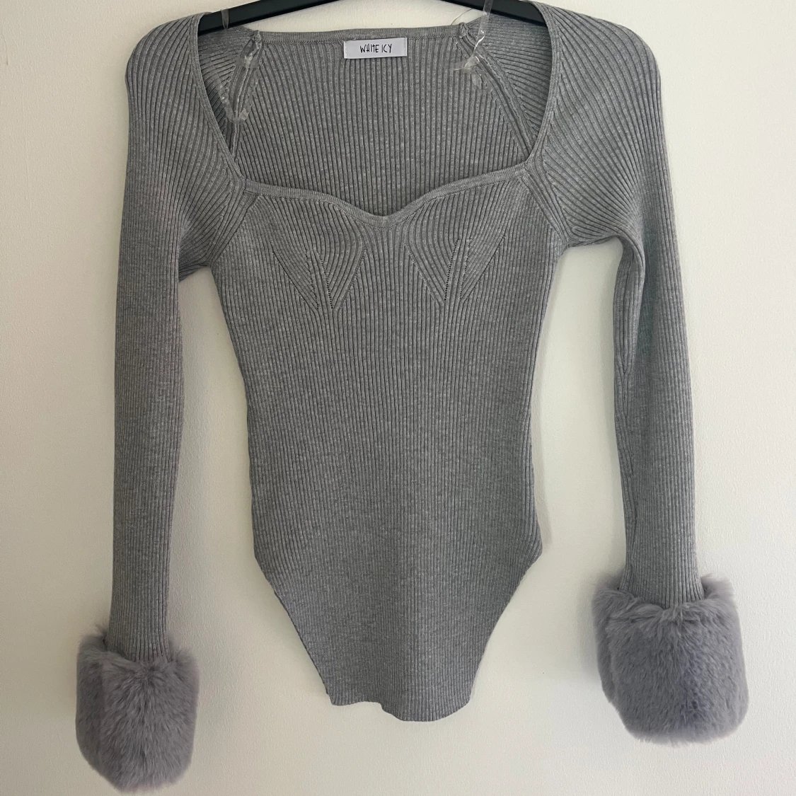 Fin långaad ribbad tröja med fluff