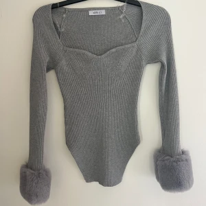 Fin långaad ribbad tröja med fluff - Superfin tröja som bara är använd två gånger. Den är köpt på design by si och uppskattad storlek är S. Säljer då den inte kommer till användning.