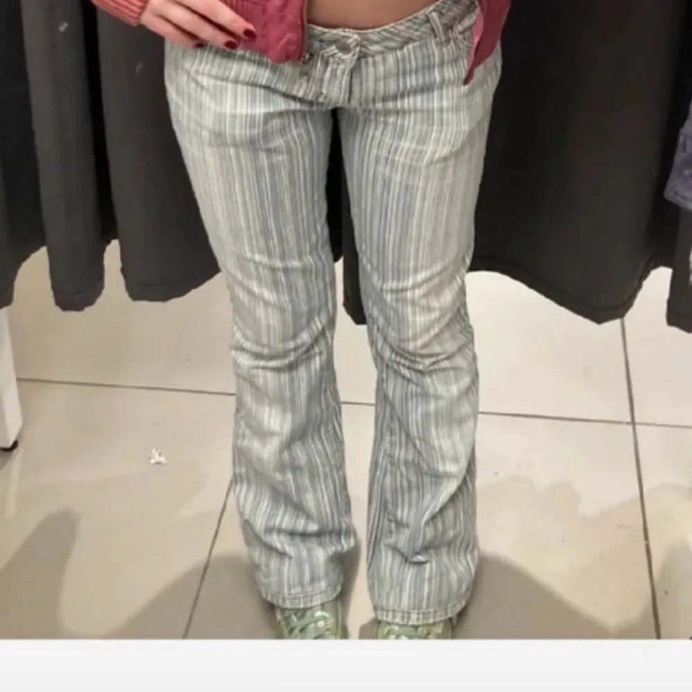 Så sjukt snygga miss sixty jeans jag köpte på vinted men som tyvärr var för stora. Så coola och unika. Har ett litet hål som syns på 3 bilden. Jag köpte för 650. Bilder från förra säljaren. Skriv för mått. Jeans & Byxor.
