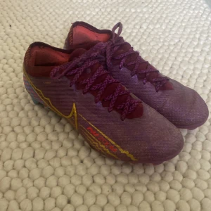 Nike mercurial superfly elit Kylian Mbappe special edition  - Jag säljer mina gamla elit skor som jag har vuxit ur de finns inte att köpa i någon officiell butik längre eftersom det var special edition nypris då de gick o köpa låg på 3000  Skick 7/10 med tanke på att de är rätt så slitna  Pris kan diskuteras 