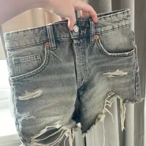 As snygga grå jeans shorts ifrån zara som tyvärr inte kommer till användning längre men super fina🤍
