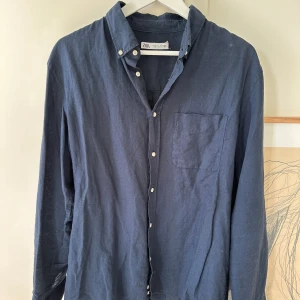 Zara linneskjorta - Hej säljer nu min linneskjorta från zara. Den är väldigt enkel och passar perfekt till sommaren. Vid fler frågor såsom bilder med den på är det bara skriva. Knappt använd.
