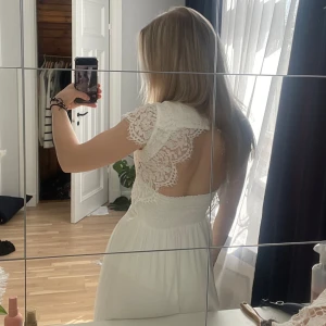 Vit klänning - Fin konfirmations klänning, sommarklänning eller skolavslutningsklänning💕 Den är använd men i bra skick, den är från Chiara Forthi💕