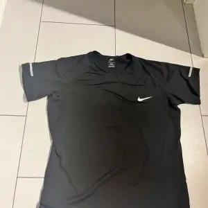 Nästan helt nya Nike tränings-tröjor Storlek Xxl men upplever de själv om en storlek m Perfekt nu till sommaren 300 kr för båda eller 200 kr styck