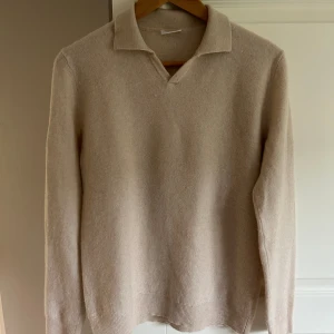 john henric kashmir tröja  - Kashmirtröja från john henric i bra skick. Normal i storleken. Lite nopprig men går säkert att fixa med lite mindre ansträngning.  Nypris 999  kan diskutera priset😊