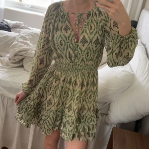 klänning från zara - slutsåld, väldigt fin och söt till sommaren! lägg bud, intressekoll