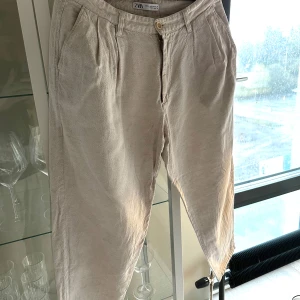 Linnebyxor från Zara - Linnebyxor från Zara stl 44. Skulle säga att dom sitter loose kring benen! Fint skick!🤍 Vanlig linnefärg.