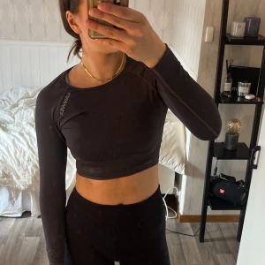 Iciw  - Tröja från iciw som nästan är helt ny, använd kanske 3-5 gånger men den är tyvärr lite för liten så kommer inte till användning längre 🥲