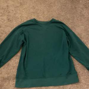 Mörk grön sweatshirt från Zara. Storlek S. 