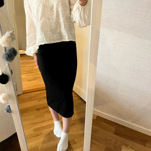 Svart kjol - Jätte söt svart kjol, lite kortare i modellen, passar perfekt till en stickad tröja eller om man vill klä upp den med en blus💗