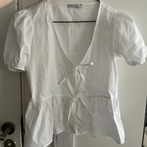 Vit Ganni liknande topp  - Super söt ganni liknande topp från Bershka. Aldrig använd 💕  Storlek S Pris är inkl frakt 