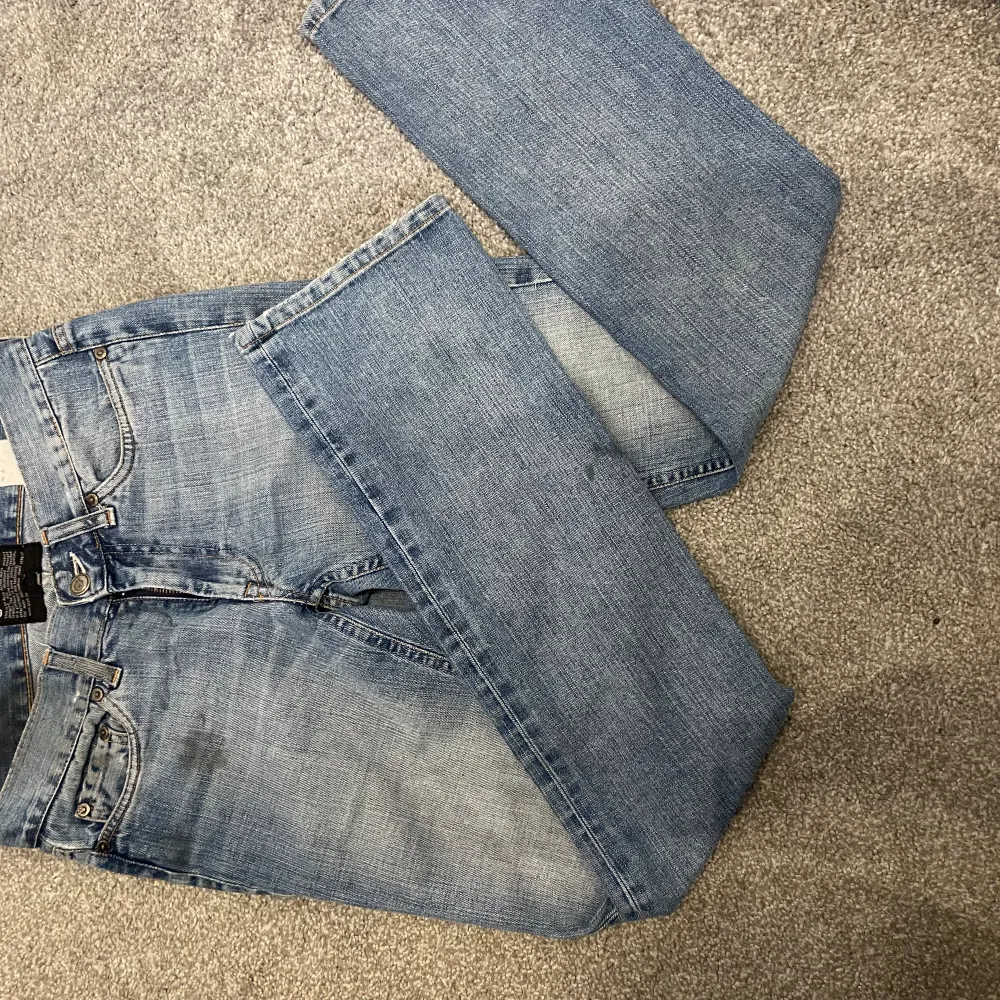 Snygga snygga jeans från acne!!  Mått:  Midja: rakt över-37cm, runt omkring-81cm Innerbenslängd: 81cm Hela byxan: 104cm  Grenen: 22cm 🫰🫰. Jeans & Byxor.