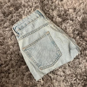 Lågmidjade jeans shorts  - Jätte snygga jeans shorts, knappt använda 