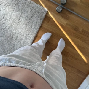 Vita linnebyxor  - Jättesnygga linnebyxor från Gina Young. Storlek 146/152 men passar mig med vanligtvis xxs/xs. Säljer på grund av att de inte kommer till användning (aldrig använda). Skriv för med information💗 skriv helst innan ett köp💗