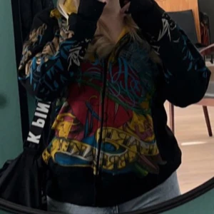Ed Hardy/Christian Audigier hoddie - As cool Ed Hardy hoddie😍🌟 Ett hål i innearmen men inget som syns på eller som man tänker på💛 Storlek XL men sitter mer som M/L