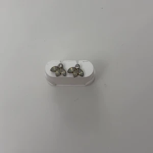 Örhängen - Jättefina örhängen som är gröna som är väldigt snygga med en fin sten i mitten! De är oanvända! Rengör alla smycken innan jag skickar dem!!