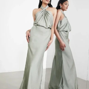 Balklänning  - Intressekoll på  denna supersnygga balklänningen från Asos!💚 älskar halternecken på denna modell💚 nu pris- 1 569kr💚 använd 1 gång och i väldigt bra skick!💚 Pris kan alltid diskuteras🥰