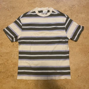 Weekday striped tee - Storlek S men är rätt oversized, inte använd mycket så bra skick