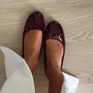 Röda ballerinaskor  - Säljer dessa gulliga ballerinaskor från Nelly! 🍒