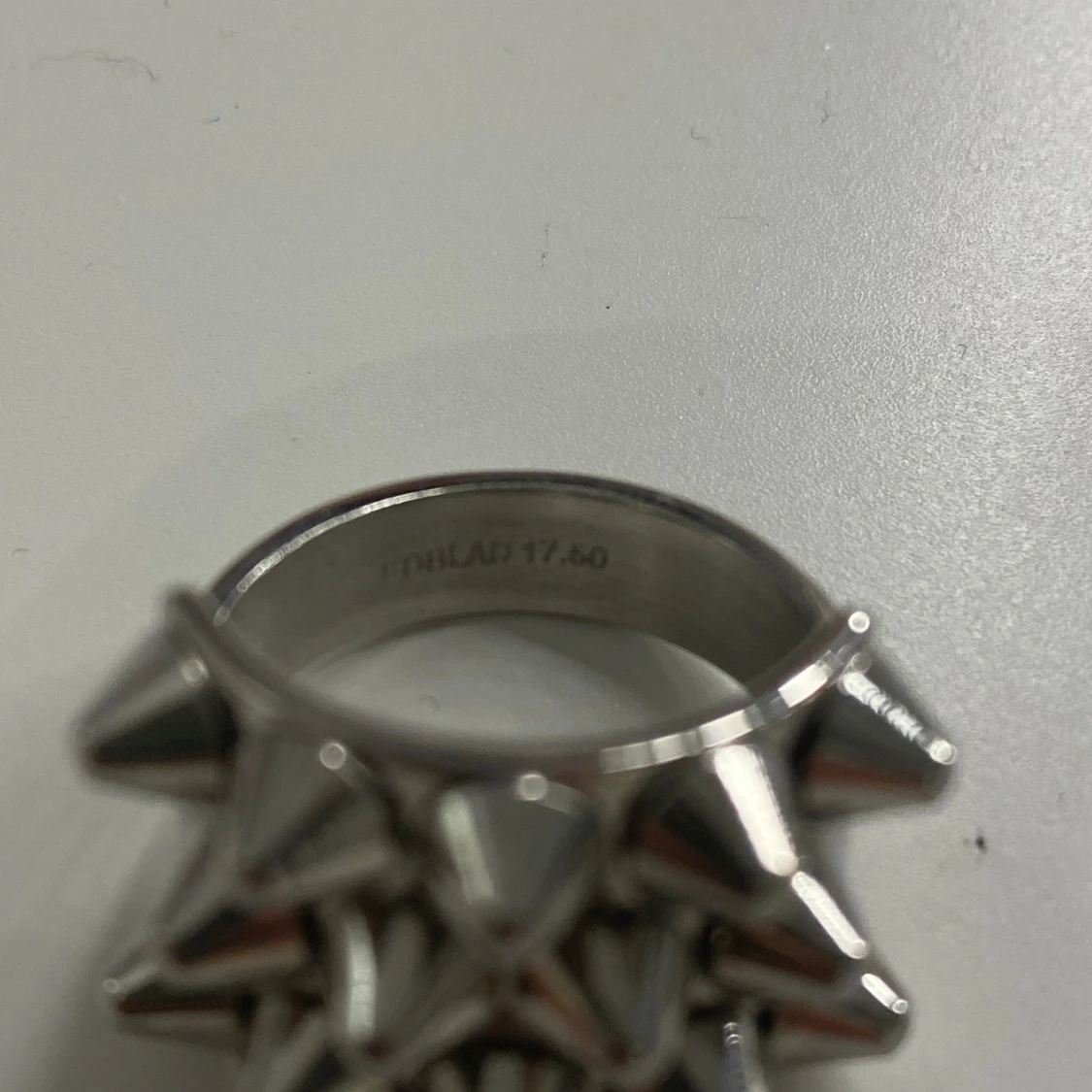 Edblad ring med nitar - 90